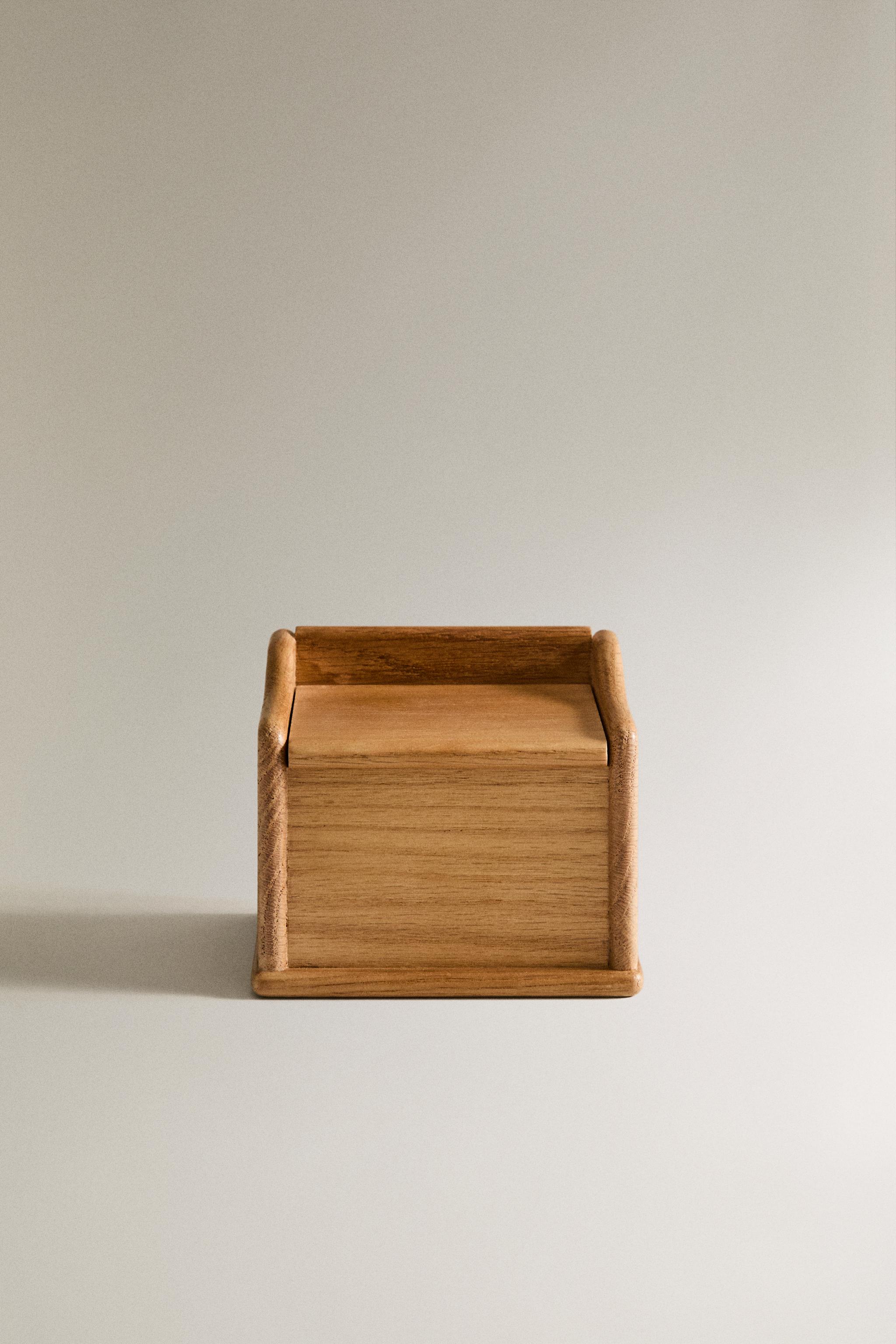 OAK WOOD SALT SHAKER WITH LID